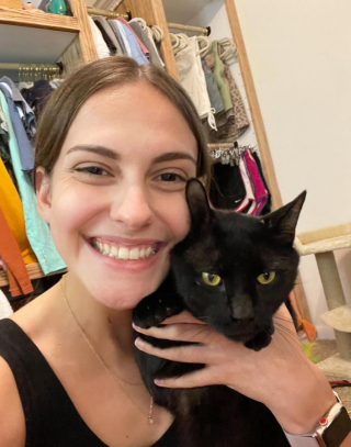 Illustration de l'article : 2 chats laiss&eacute;s devant une maison abandonn&eacute;e sortent leur museau quand la nouvelle propri&eacute;taire s&rsquo;y installe