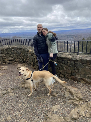 Illustration de l'article : Un couple annule son mariage et traverse le pays pour entamer les recherches de leur chien soudainement disparu