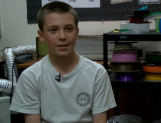 Illustration de l'article : Ce garçon de 13 ans, amoureux des animaux, invente un jouet pour chiens lui permettant de gagner un concours