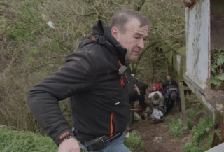 Illustration de l'article : Une équipe de bénévoles engagés vient au secours de 6 chiens et comprend qu’une femelle avait besoin d’une aide urgente