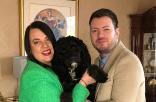 Illustration de l'article : Ce chien surprend sa maîtresse dans son propre jardin, alors qu’elle l’a déposé au salon de toilettage, à 6 kilomètres de là