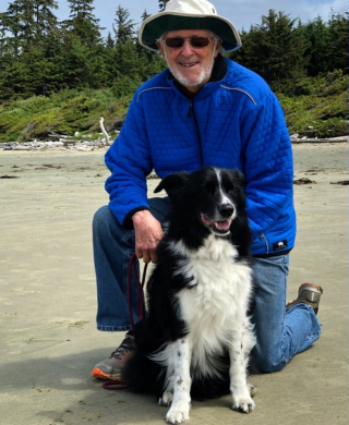 Illustration de l'article : Pour garder la santé et surmonter son deuil, un homme âgé marche quotidiennement aux côtés de son chien sénior