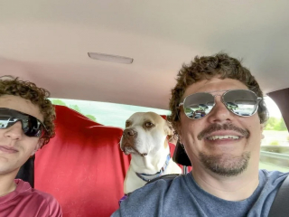 Illustration de l'article : À la suite d’un quiproquo, un duo père-fils prend la route vers un refuge à plus de 600km afin de rencontrer son prochain compagnon (vidéo)