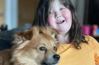 Illustration de l'article : Atteinte d’un syndrome rare, une jeune femme lance un événement en faveur d’une association de chiens d’assistance