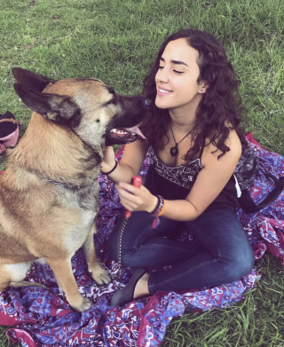 Illustration de l'article : Après 6 mois d’absence, une jeune femme organise une surprise pour son chien durant sa balade quotidienne