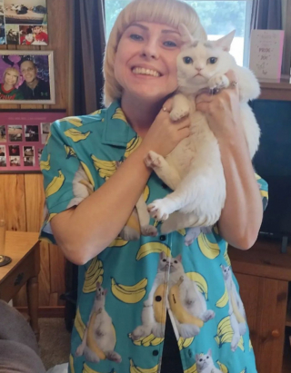 Illustration de l'article : Attendrie par la moue boudeuse d’une chatte touchée par le nanisme, une mère d’accueil décide de lui faire la plus belle des places