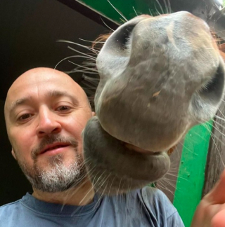 Illustration de l'article : Ayant dédié sa vie entière à la cause animale, un homme s’occupe quotidiennement de plus de 100 animaux