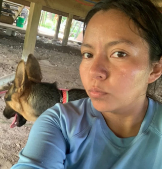 Illustration de l'article : Se rendant compte que la chienne qu’elle vient de sauver a peut-être été séparée de sa portée, une femme retourne sur le lieu du sauvetage pour en savoir davantage