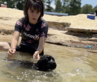 Illustration de l'article : Une adorable Labrador découvre la nage pour la première fois (vidéo)