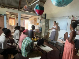 Illustration de l'article : Après l’obtention d’un diplôme en gestion animale, une jeune femme quitte sa patrie pour sensibiliser à la cause canine à l’autre bout du monde