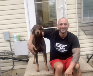 Illustration de l'article : Une famille en deuil adopte une chienne qui leur rappelle leur compagnon disparu