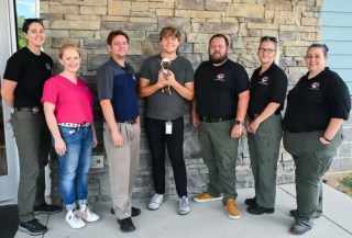 Illustration de l'article : Atteint d’une maladie rare, ce Chihuahua a vu sa vie changer grâce à l’intervention d’une équipe de bénévoles et d’ingénieurs