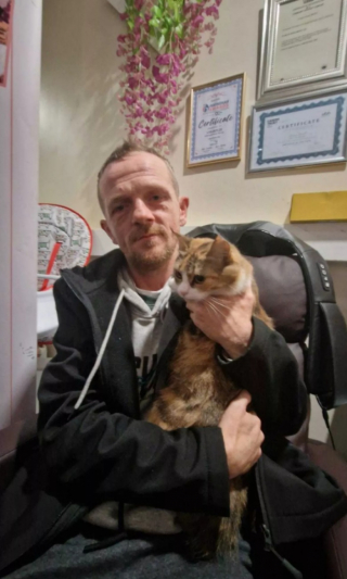 Illustration de l'article : Un homme en difficulté peine à trouver un logement à cause de son chat