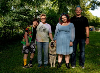 Illustration de l'article : Une adolescente souffrant de maladies chroniques retrouve le sourire grâce à son chien d’assistance