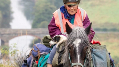 Illustration : "Cette mamie de 80 ans réalise, chaque année, un périple de 1000 kilomètres à cheval avec son chien handicapé "