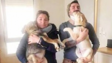 Illustration : Ils adoptent un chiot abandonné dans une poubelle, puis reviennent sur leurs pas pour récupérer son frère aveugle !