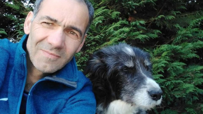 Illustration : Porté disparu pendant un mois, ce chien senior ne reconnaît plus son propriétaire et le laisse en larmes