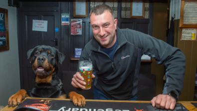 Illustration : "L'escapade amusante d'un Rottweiler qui s'échappe de son domicile pour se rendre dans son bar préféré"