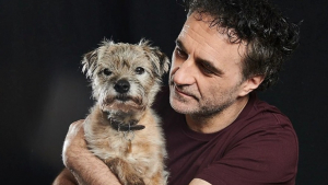 Illustration : "Un vétérinaire célèbre rend hommage à sa chienne décédée en courant le Marathon de Londres avec sa photo"