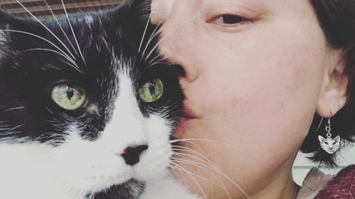 Intriguée par le comportement inhabituel de son chat à son égard, elle apprend qu’il essayait de
