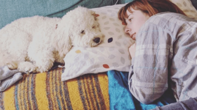 Illustration : "Atteinte d’un trouble neurodéveloppemental, une femme adopte un chien qui deviendra sa thérapie"