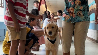 Illustration : Des écoliers souhaitent dire au revoir à leur chienne de thérapie avant d’intégrer le collège