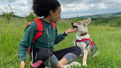 Illustration : Une jeune femme partage son quotidien sensationnel aux côtés d’un Chien Loup Tchécoslovaque