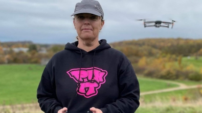Illustration : "Une femme dévouée consacre son temps libre à la recherche de chiens disparus à l’aide d’un drone"