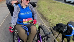 Illustration : "Un chien d’assistance bouleverse le quotidien de sa maîtresse en situation de handicap, et l’aide à reprendre confiance en elle"