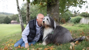 Illustration : "Un homme souffrant de dépression sort la tête de l’eau grâce à l’amour de son chien"