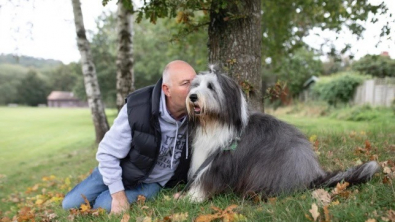 Illustration : "Un homme souffrant de dépression sort la tête de l’eau grâce à l’amour de son chien"