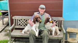Illustration : "L’émotion incommensurable d’un retraité et de son chien lorsqu’ils se retrouvent alors que le canidé avait été volé 3 mois plus tôt"