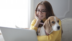 Illustration : "Les avantages du contact avec les chiens pour la santé mentale sont prouvés par la science "