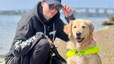 Illustration : Grâce à Yashka la Golden Retriever, un jeune homme aveugle et anxieux reprend goût à la vie