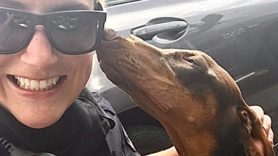 Illustration : "Un chien qui suffoquait dans la voiture de sa propriétaire remercie tendrement la policière qui l'a sauvé"
