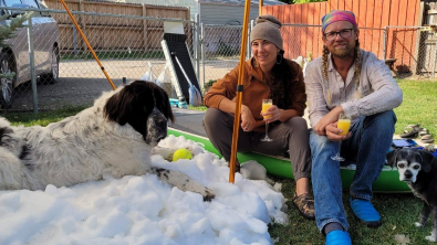 Illustration : "Un couple fait livrer de la neige à sa chienne en phase terminale pour qu’elle puisse s’amuser une dernière fois"