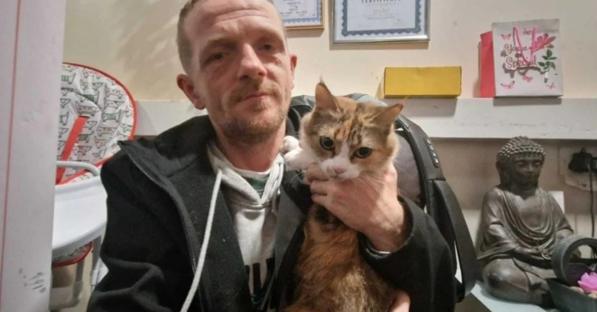 Un homme en difficulté peine à trouver un logement à cause de son chat