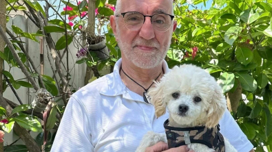 Illustration : Un chien abandonné 2 fois trouve enfin la famille de ses rêves