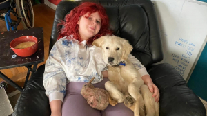Illustration : "Une adolescente souffrant de maladies chroniques retrouve le sourire grâce à son chien d’assistance"